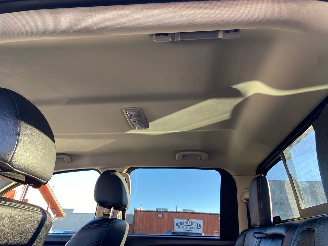 Used 2023 Nissan Titan SV w/ SV Convenience Package image 27