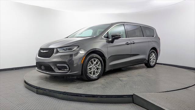 Used 2023 Chrysler Pacifica Touring-L FWD image 2