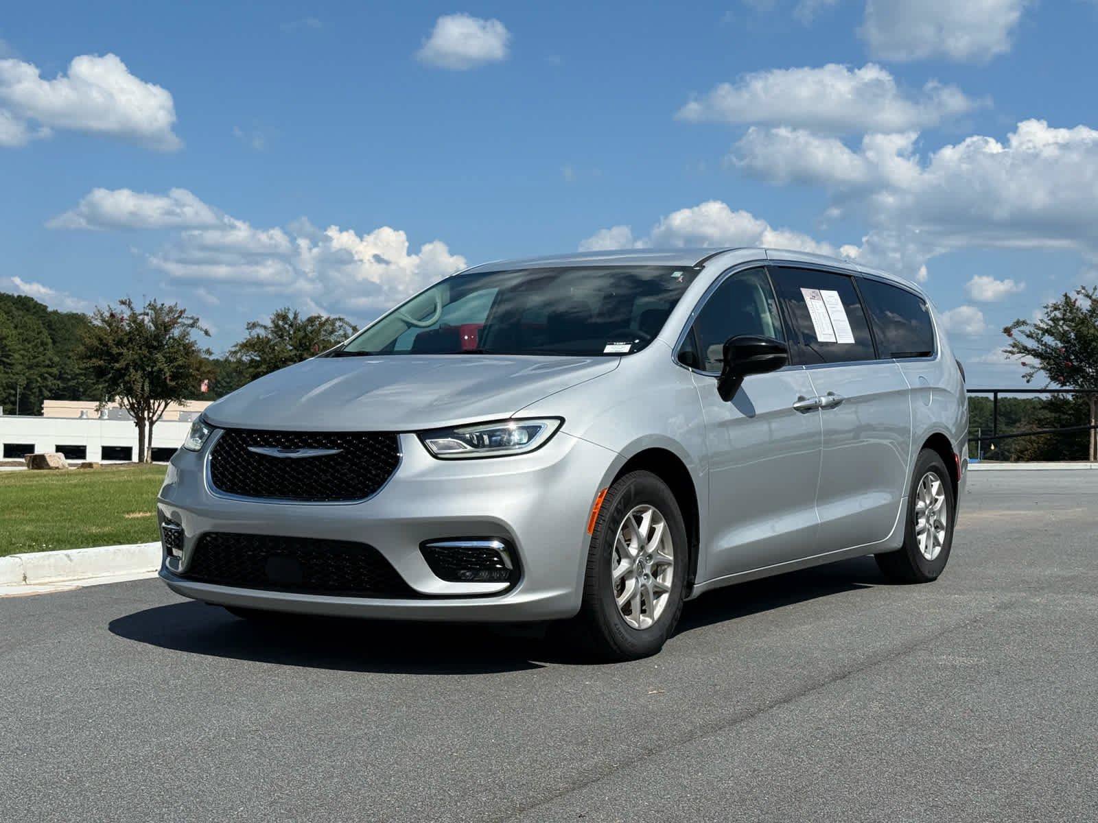 Used 2024 Chrysler Pacifica Touring-L FWD image 1