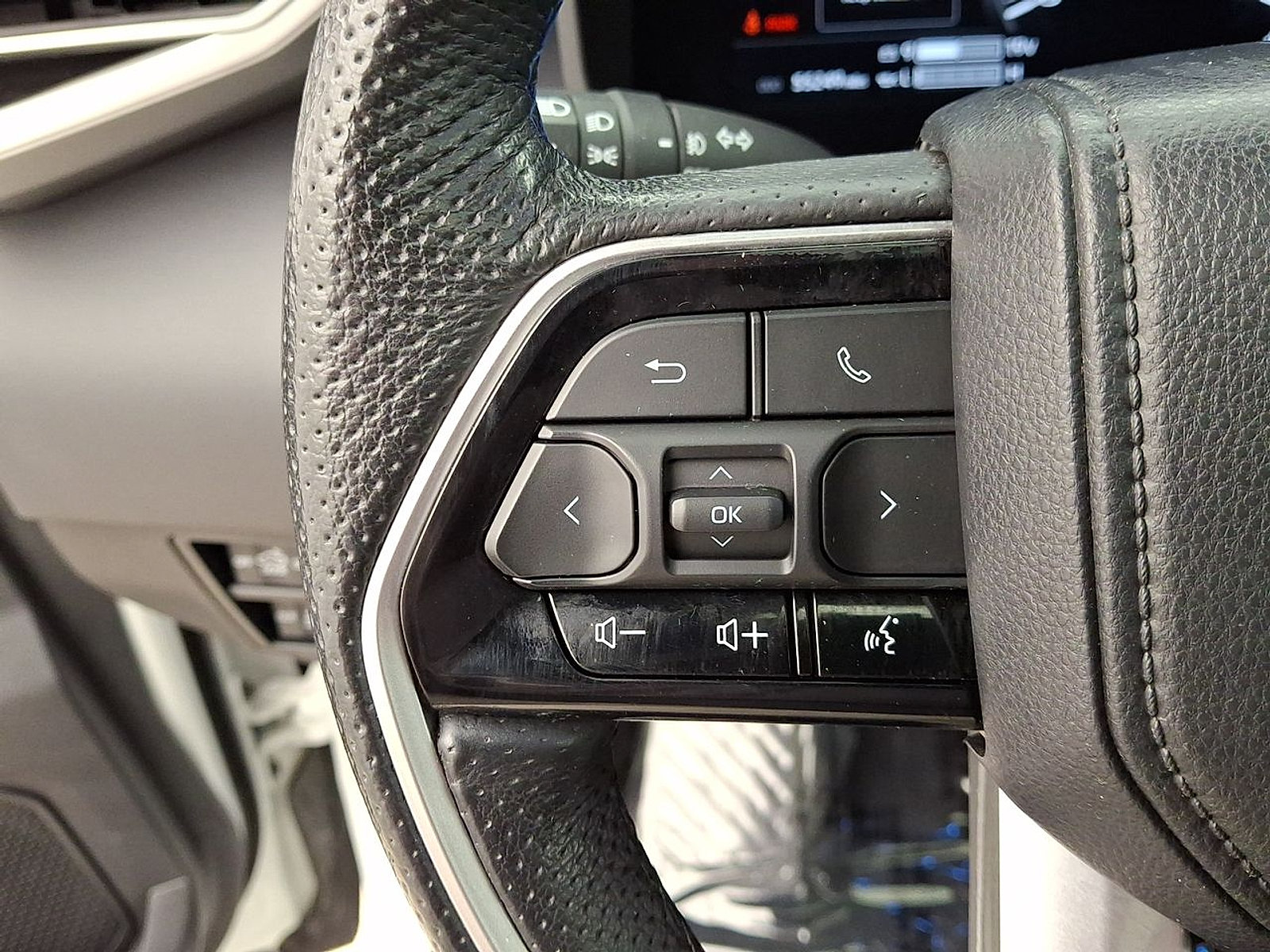 Used 2022 Toyota Tundra Platinum w/ Advanced Package AWD/4WD image 21