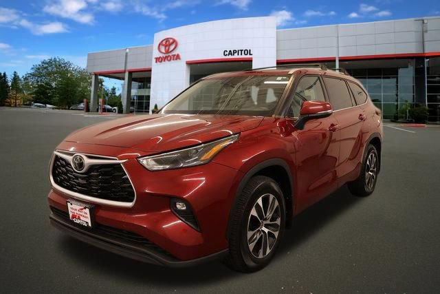 Used 2022 Toyota Highlander XLE AWD/4WD image 6