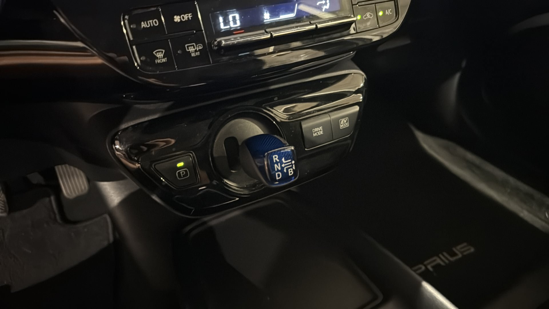 Used 2019 Toyota Prius LE w/ Preferred Accessory Package FWD image 23