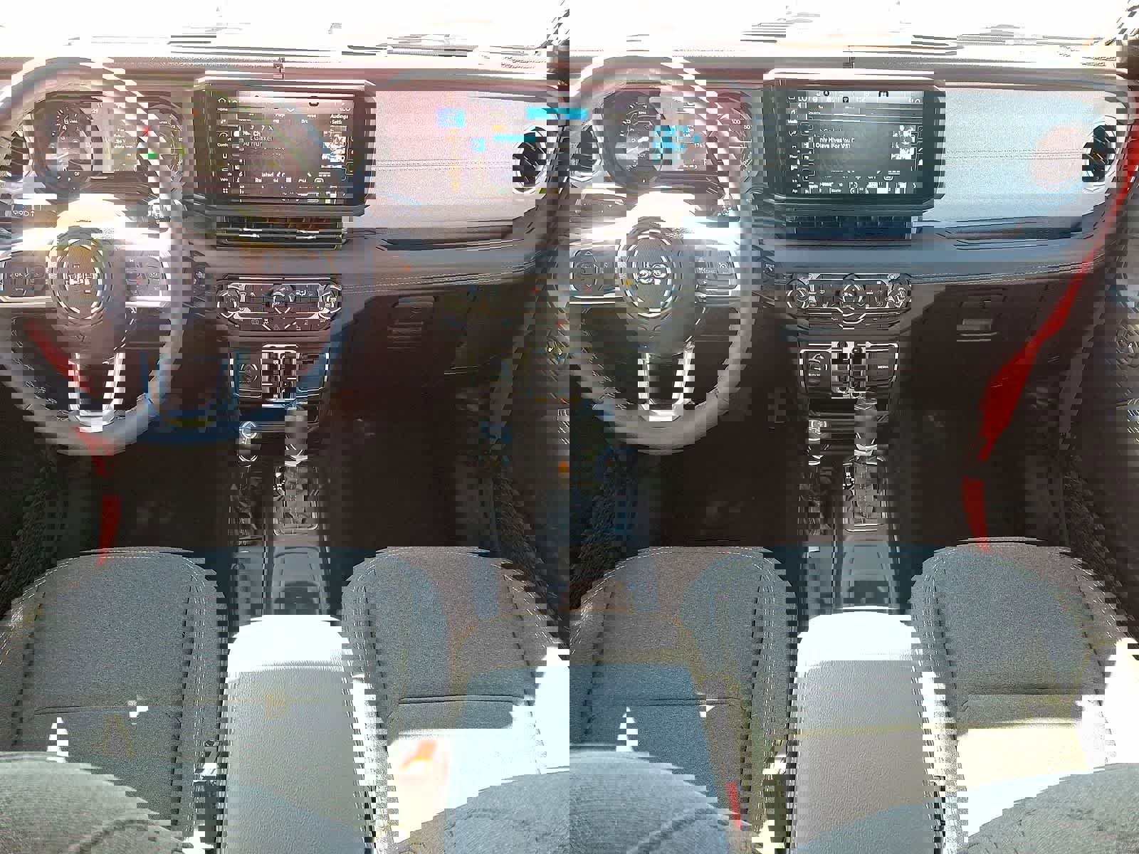 Used 2025 Jeep Wrangler Sahara image 11