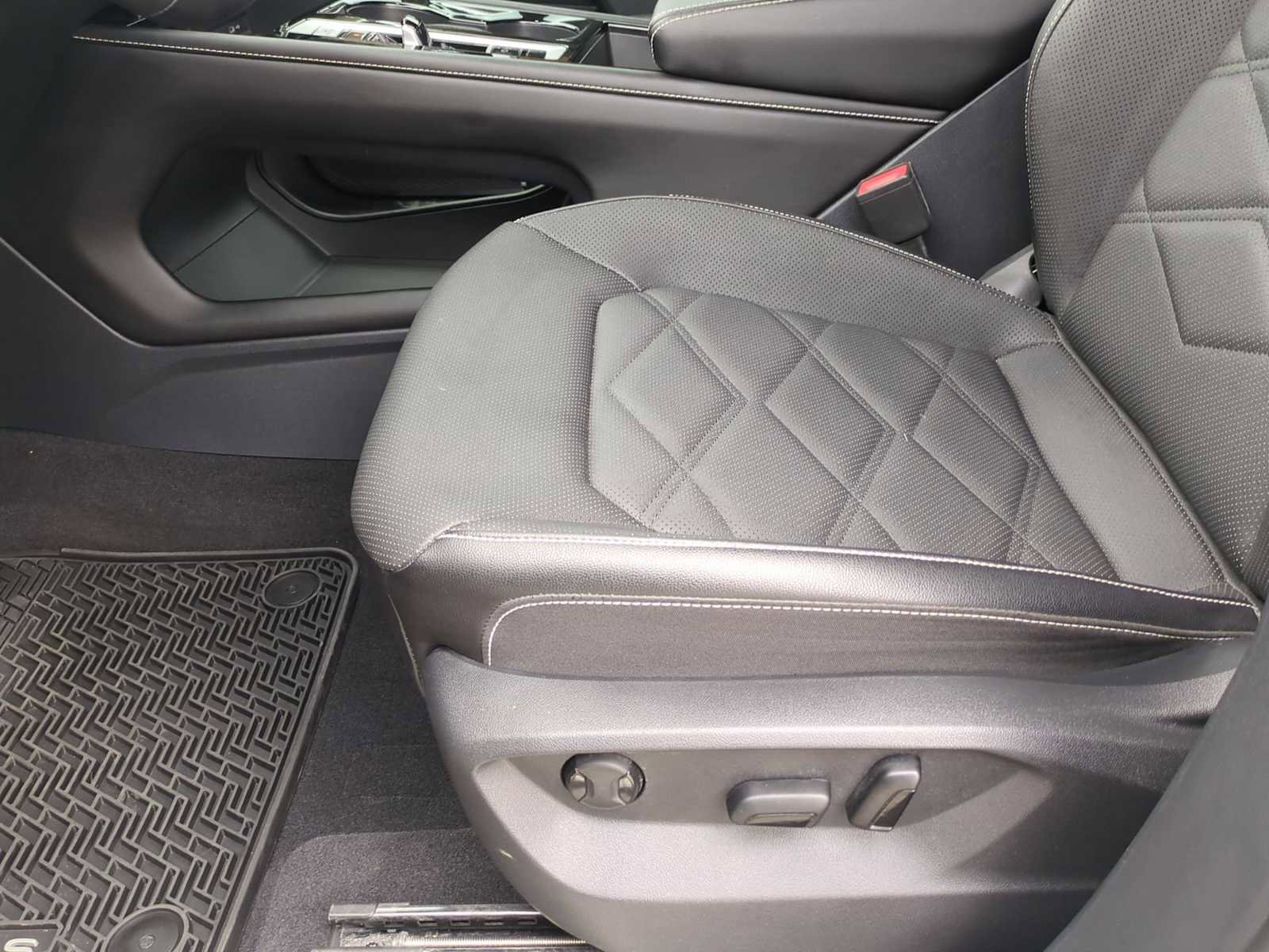 Used 2024 Volkswagen Atlas SE w/ Black Wheel Package FWD image 18