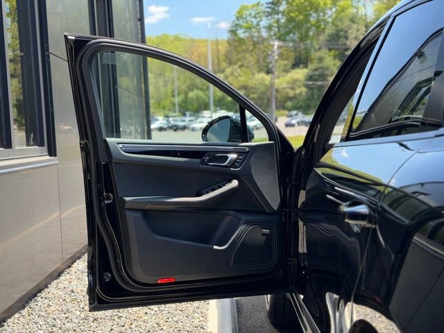 Used 2025 Porsche Macan AWD/4WD image 19