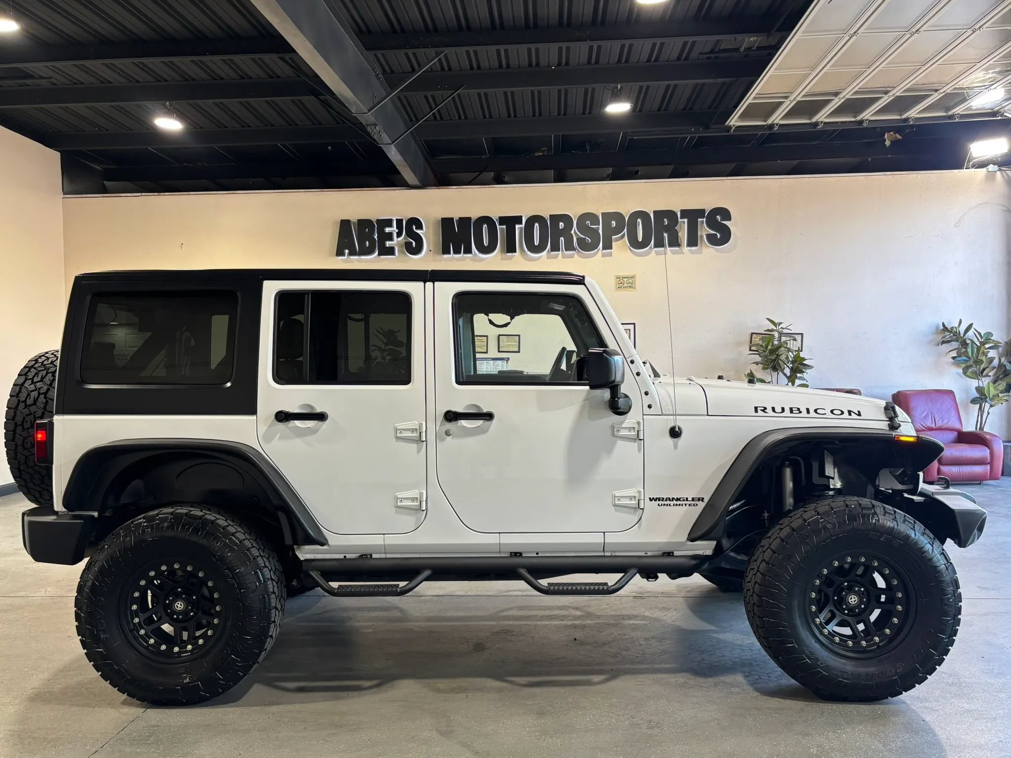 Used 2015 Jeep Wrangler Unlimited Rubicon w/ Connectivity Group AWD/4WD image 4