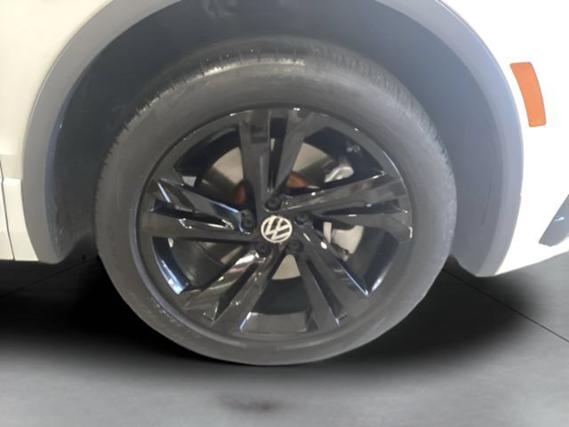 Certified 2024 Volkswagen Tiguan SE R-Line AWD/4WD image 26