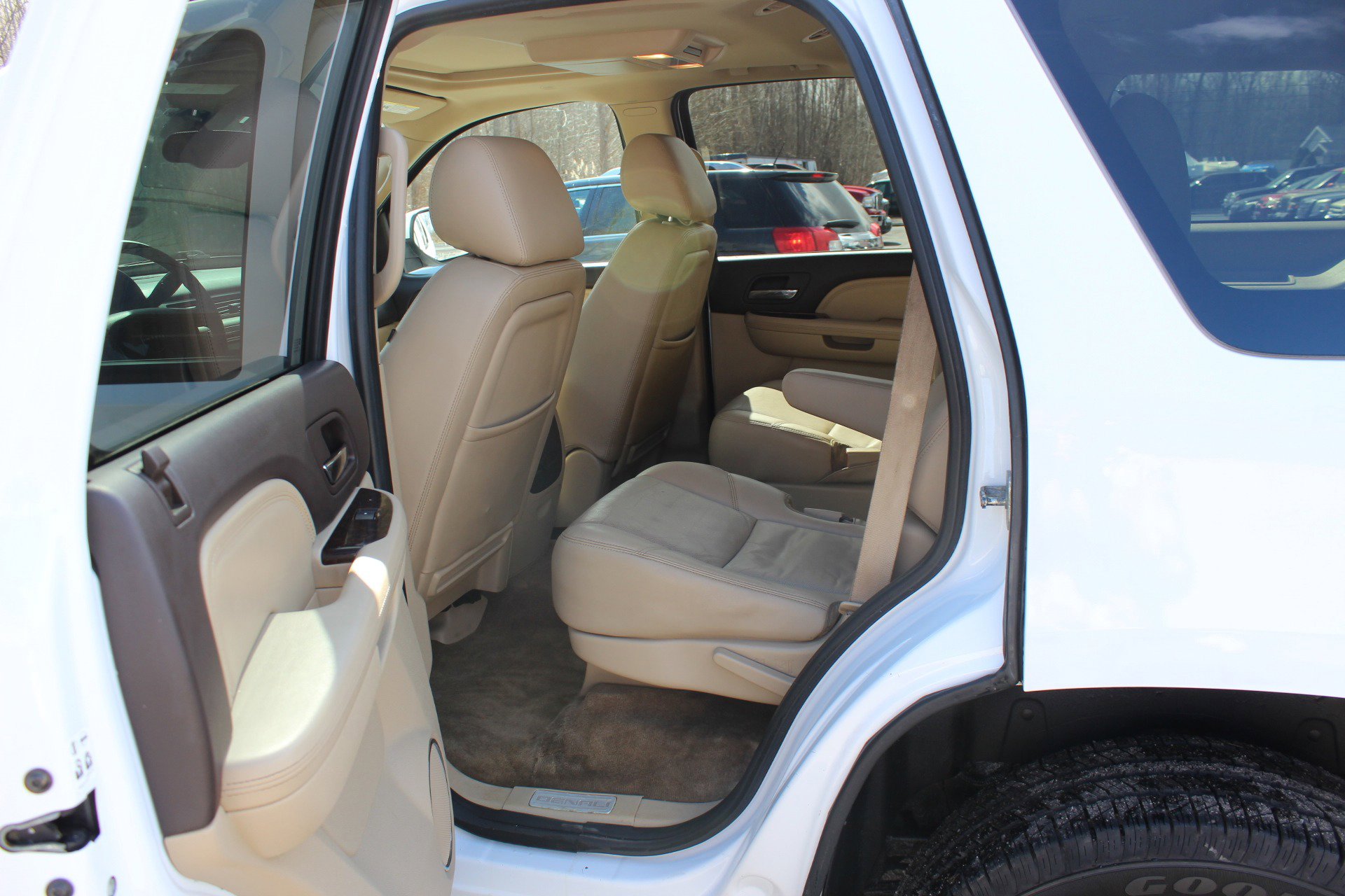 Used 2011 GMC Yukon Denali image 33
