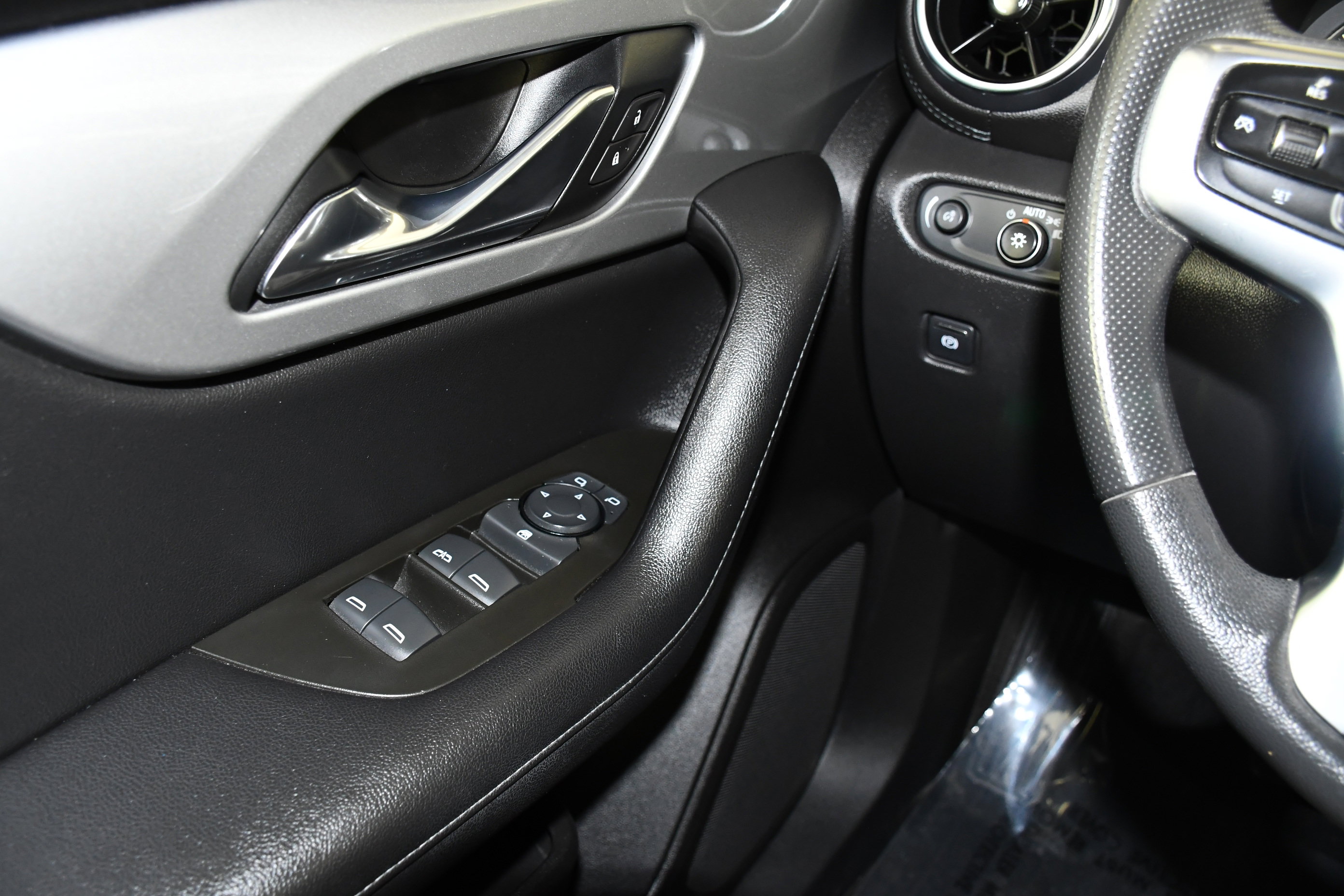 Used 2021 Chevrolet Blazer LT FWD image 32