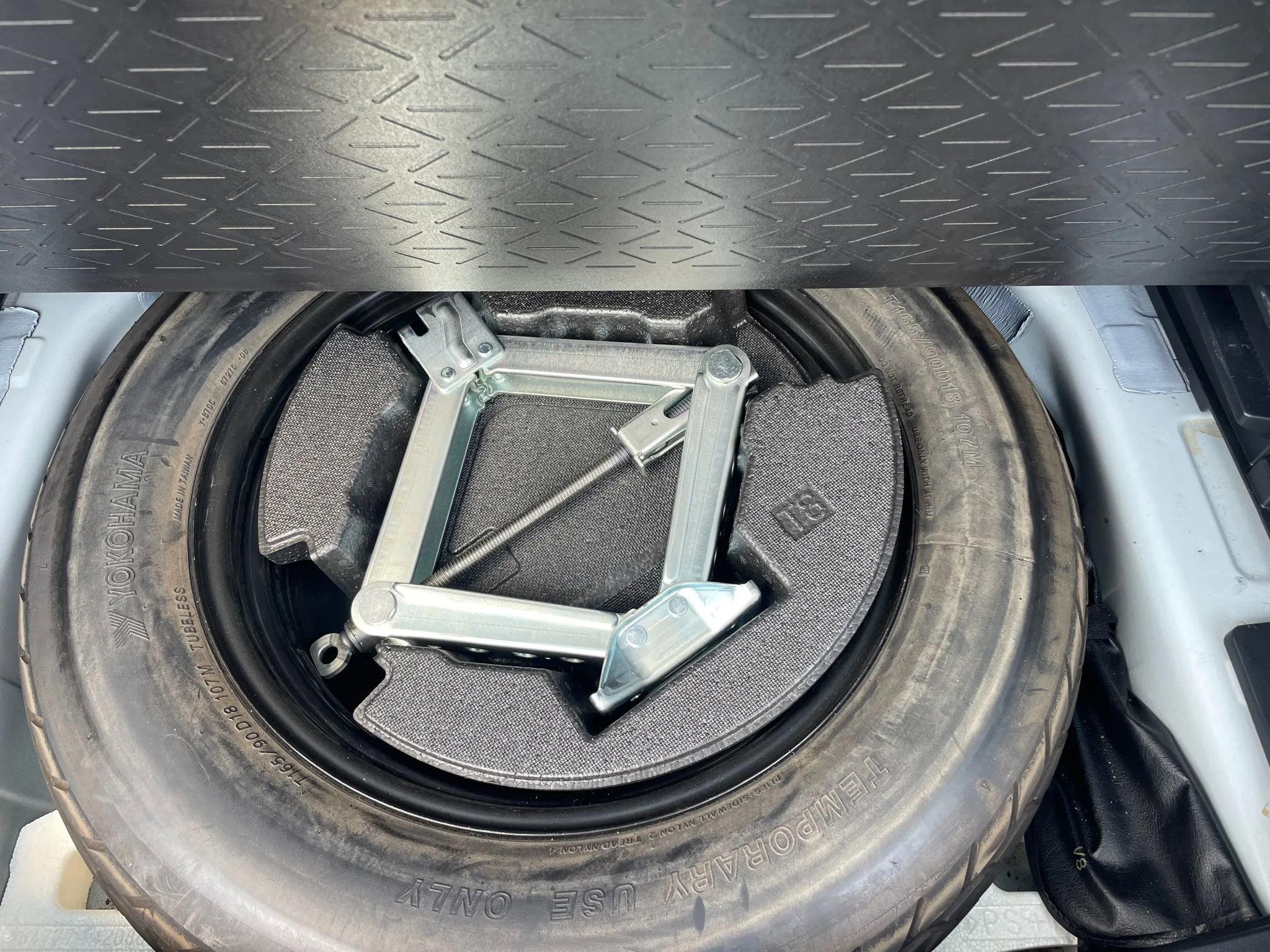 Used 2019 Toyota RAV4 Limited w/ Advanced Technology Package FWD image 17