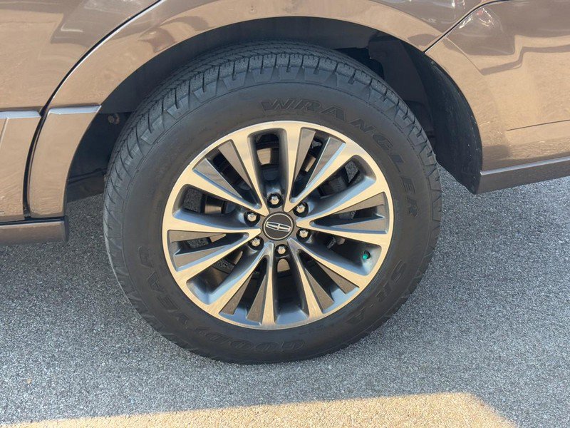 Used 2016 Lincoln Navigator Select image 9