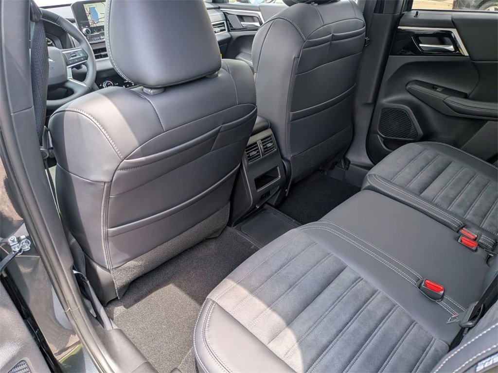 New 2025 Mitsubishi Outlander SE image 25