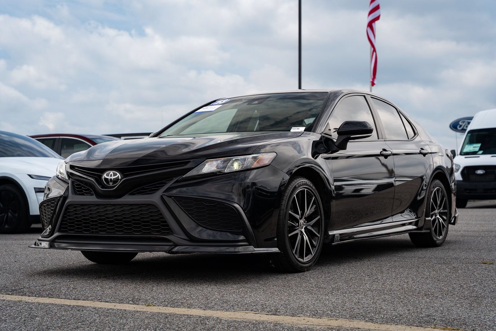 Used 2023 Toyota Camry SE FWD image 3