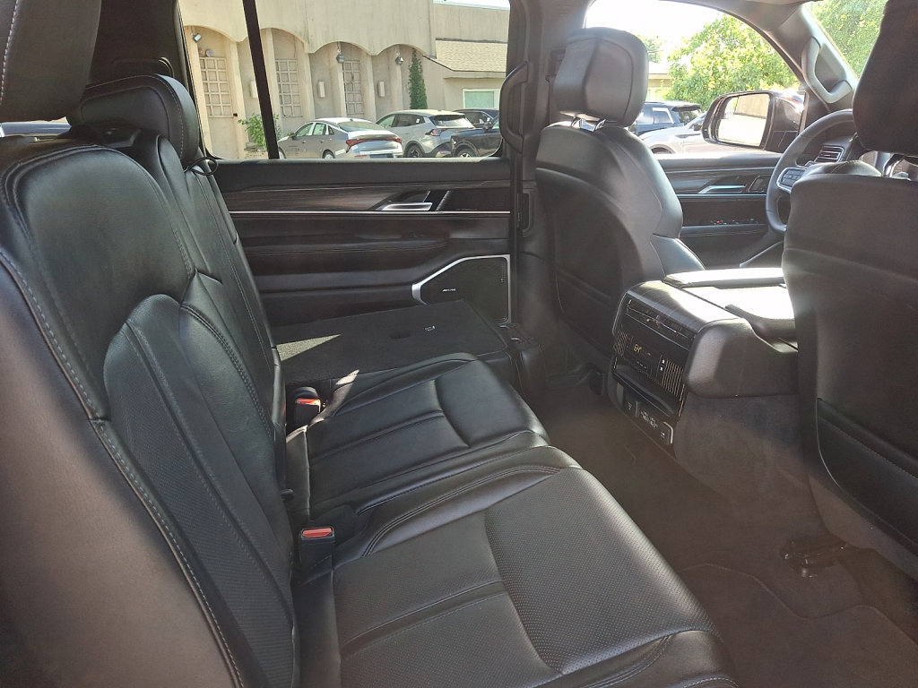 Used 2024 Jeep Wagoneer L Series II w/ Flexible Seating Group AWD/4WD image 15