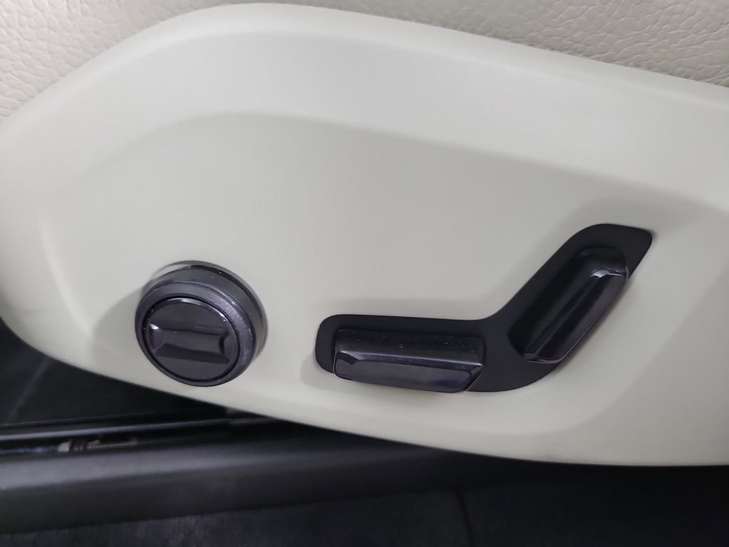 Certified 2024 Volvo XC90 T8 Plus AWD/4WD image 32
