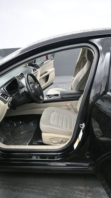 Used 2019 Ford Fusion SE image 12