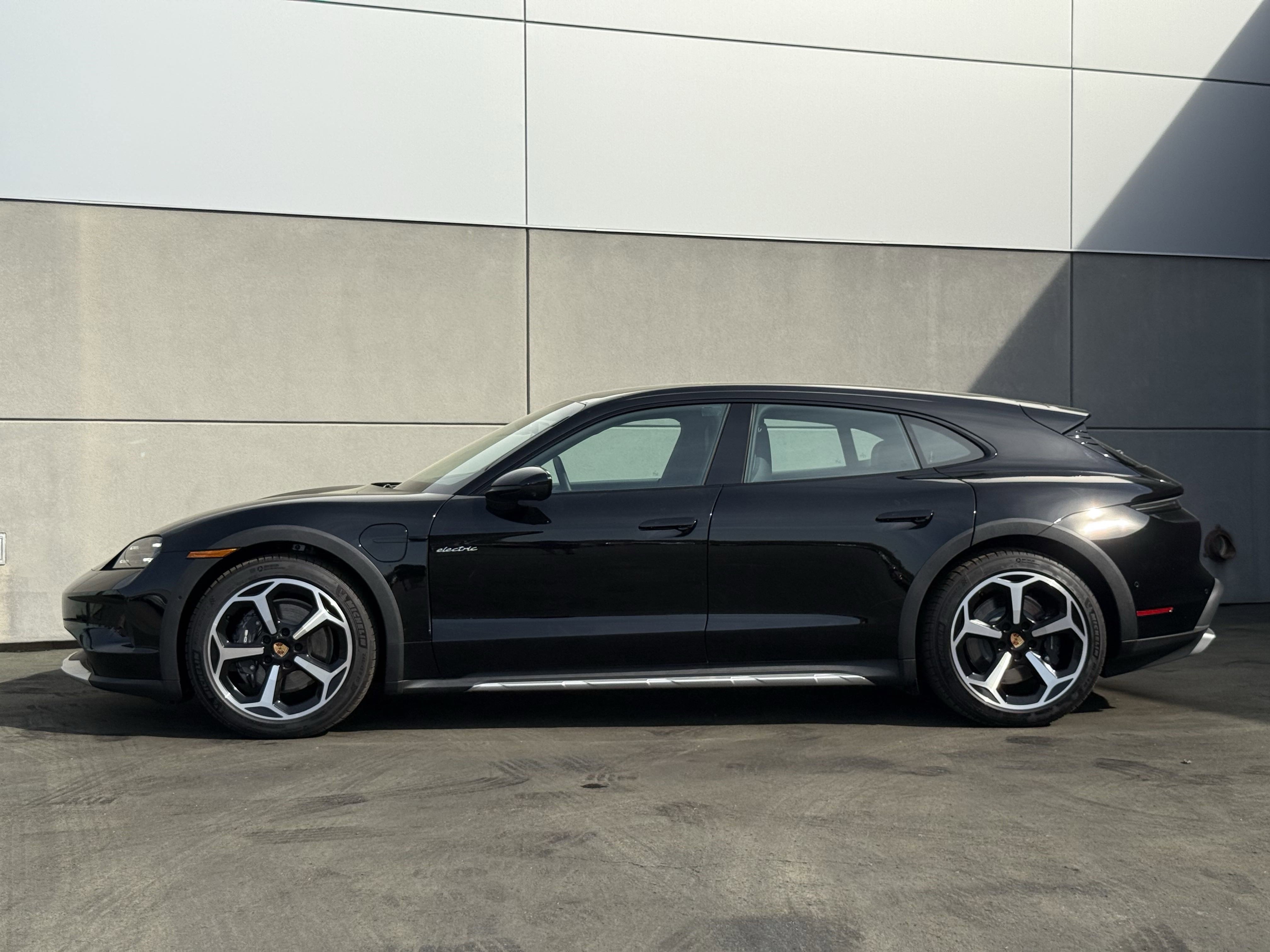 Used 2025 Porsche Taycan 4 Cross Turismo image 2