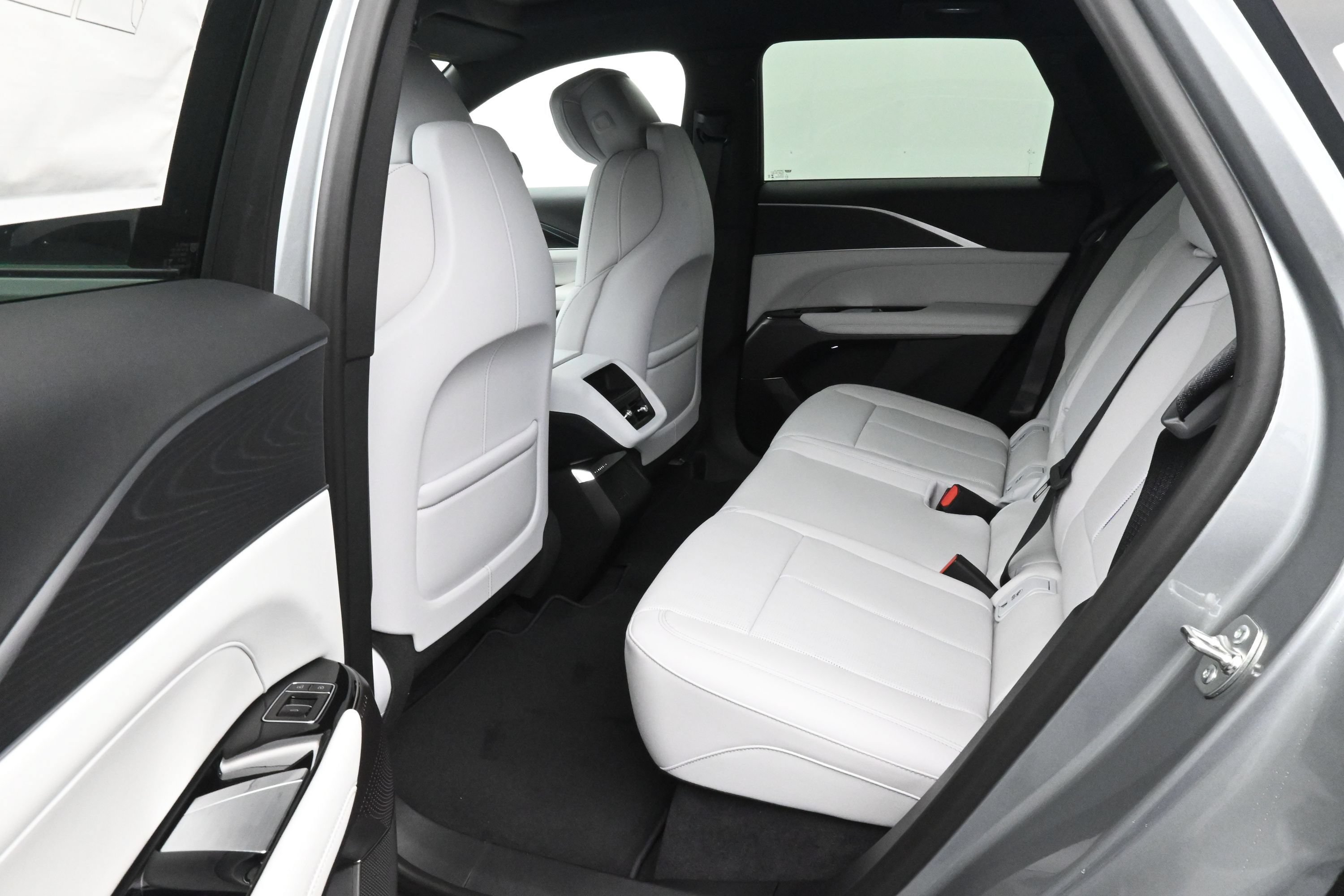 New 2026 Cadillac Lyriq Luxury w/ LPO, Floor Liner Package AWD/4WD image 10