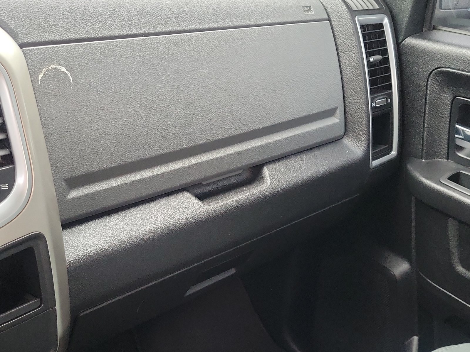 Used 2017 RAM 1500 Classic SLT RWD image 28