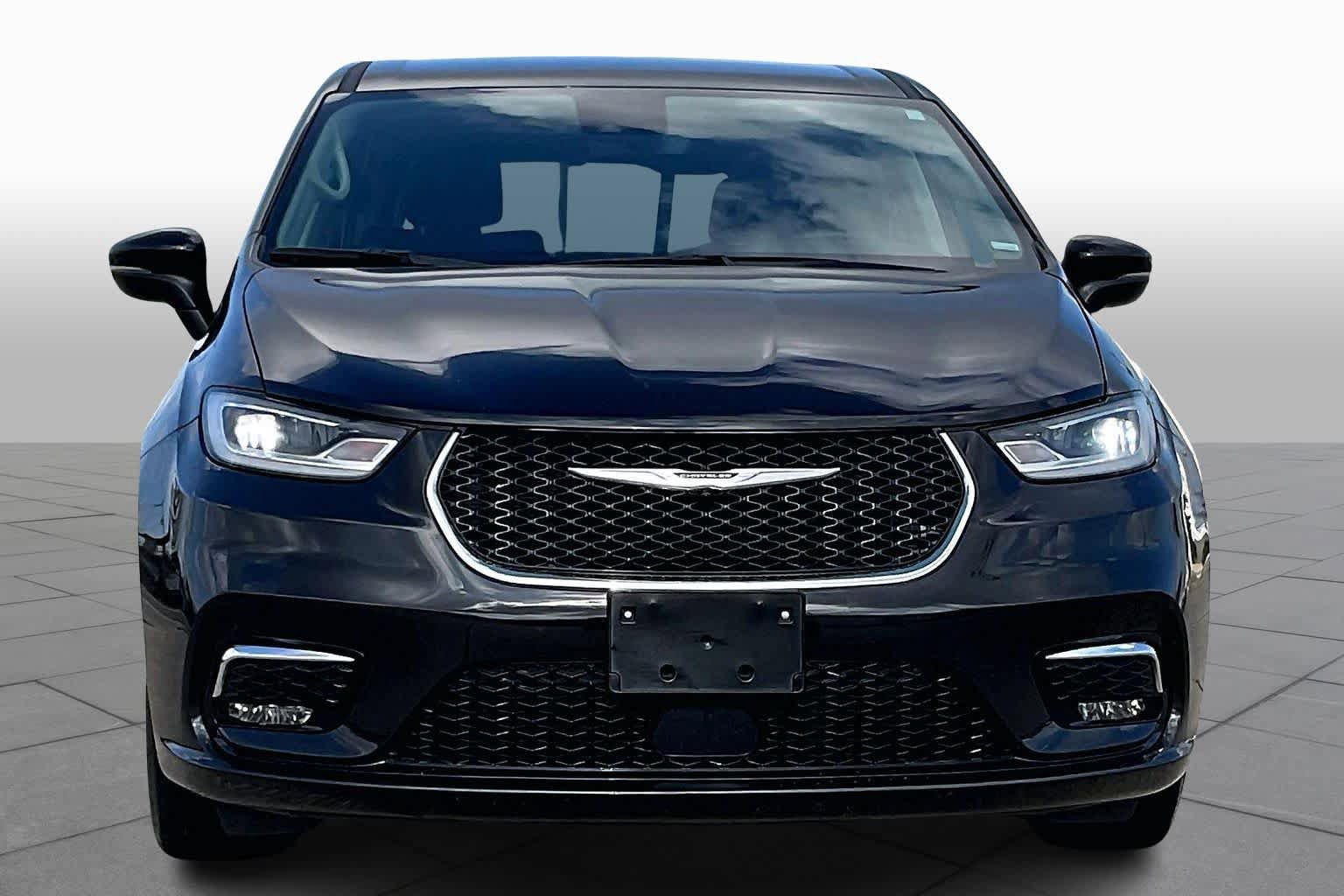 Used 2023 Chrysler Pacifica Touring-L image 4