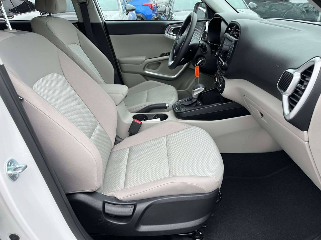 Used 2025 Kia Soul LX w/ LX Technology Package FWD image 12