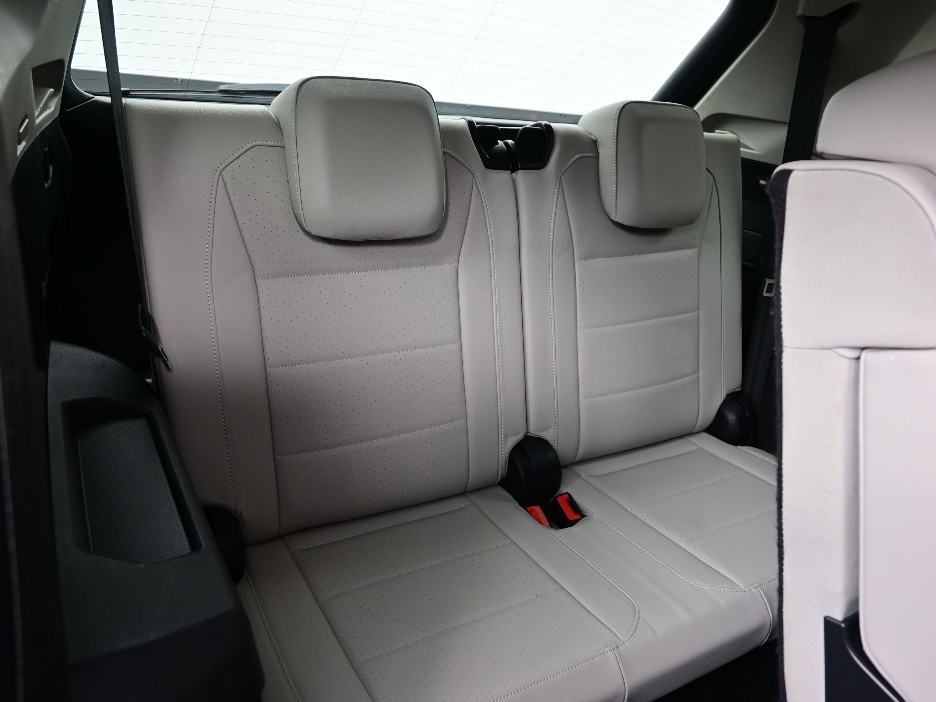 Used 2018 Volkswagen Tiguan SE image 16