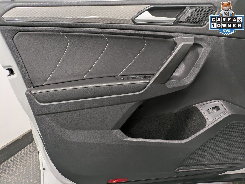 Used 2022 Volkswagen Tiguan SE w/ Panoramic Sunroof Package image 9