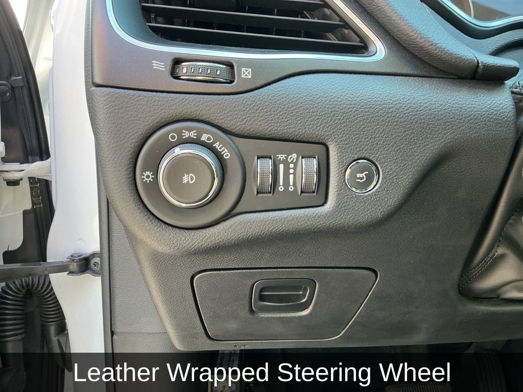 Used 2020 Jeep Cherokee Trailhawk AWD/4WD image 17