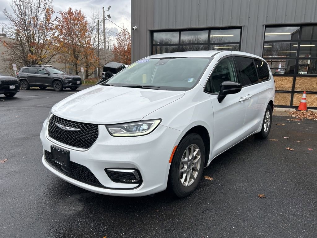 Used 2024 Chrysler Pacifica Touring-L image 5