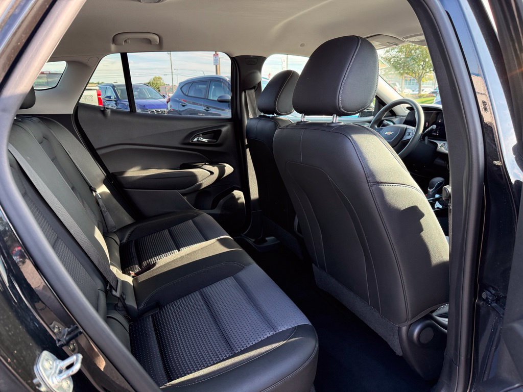Used 2025 Chevrolet Trax LT FWD image 16