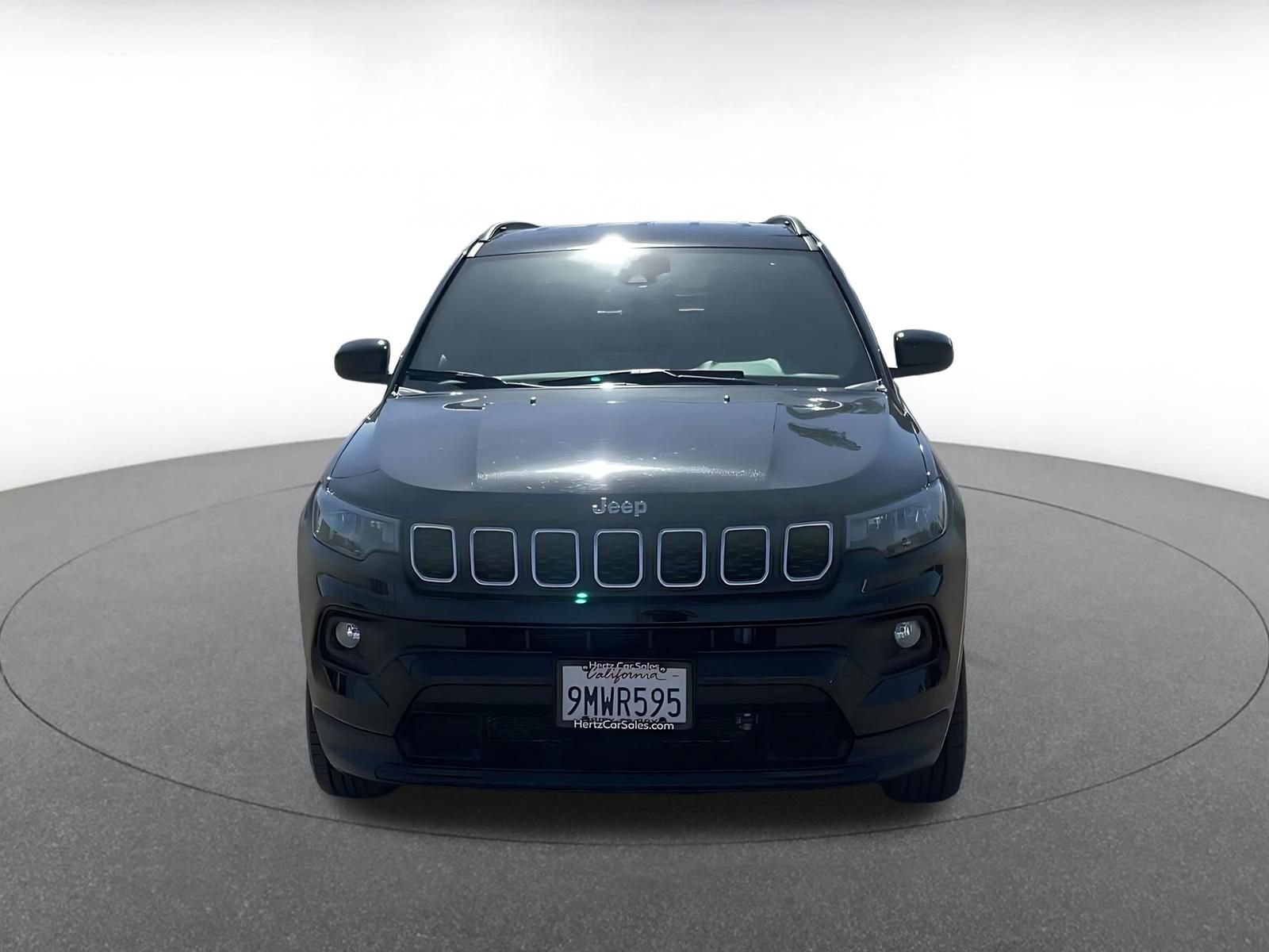 Used 2025 Jeep Compass Latitude AWD/4WD image 4