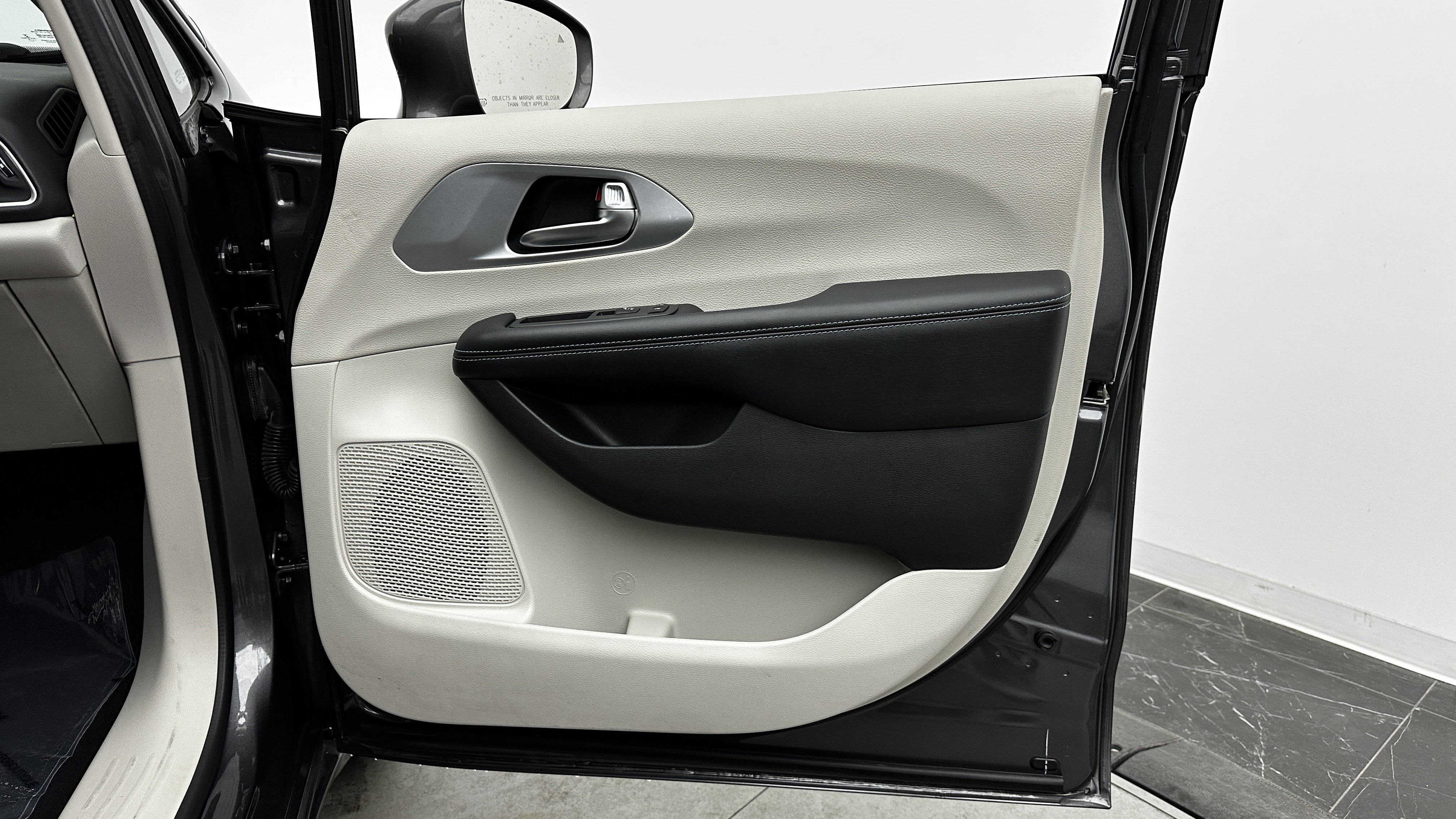 Used 2018 Chrysler Pacifica Touring-L image 33