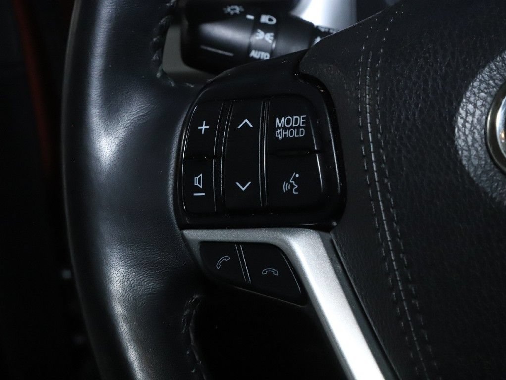 Used 2019 Toyota Highlander SE w/ Nightshade Edition AWD/4WD image 24
