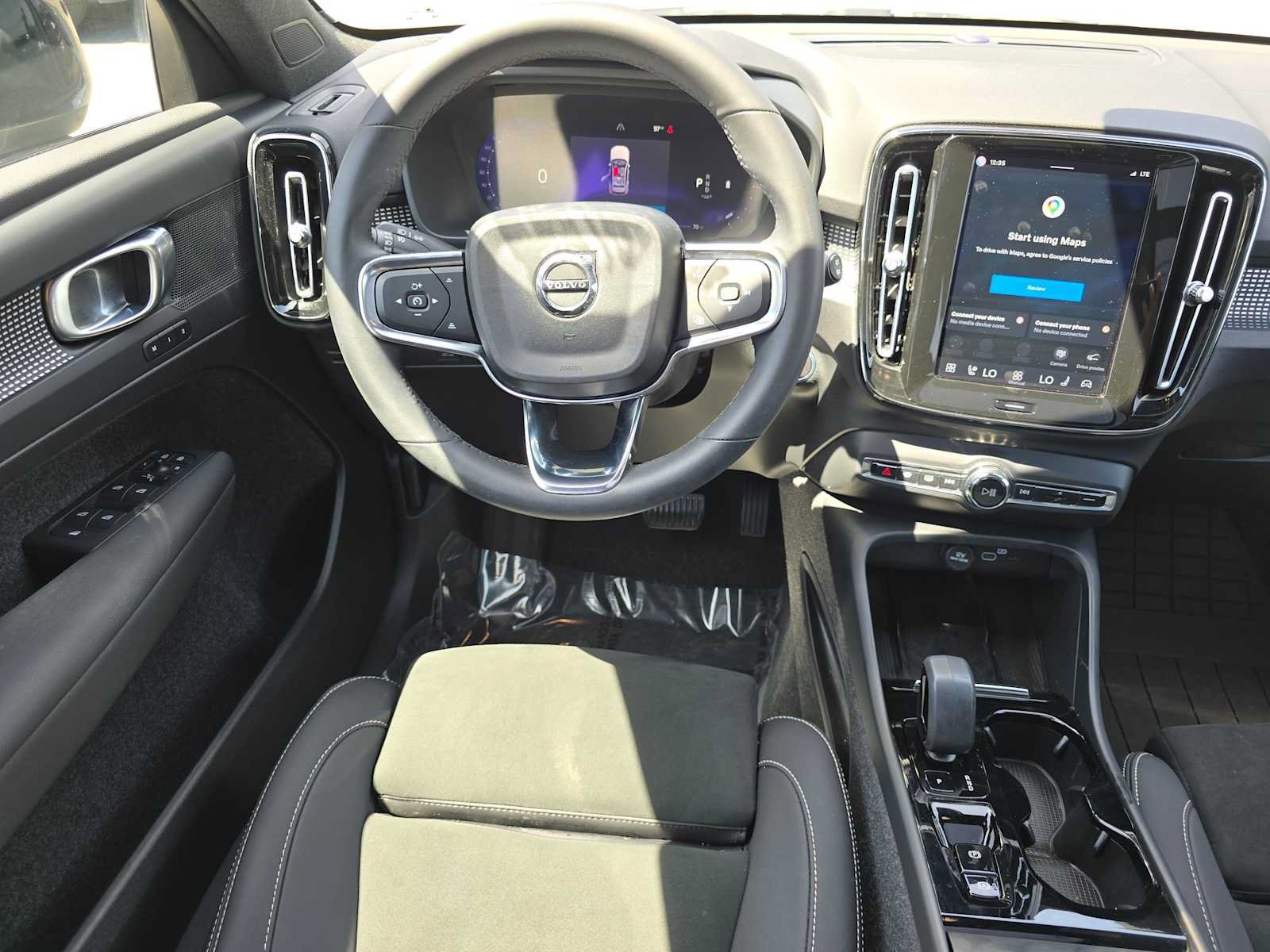 Certified 2023 Volvo XC40 B5 Plus w/ Protection Package Premier AWD/4WD image 17