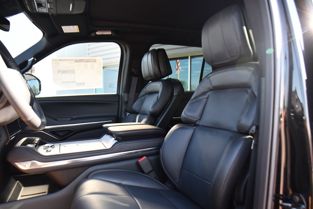 New 2025 Lincoln Navigator Reserve w/ Jet Appearance Package image 13