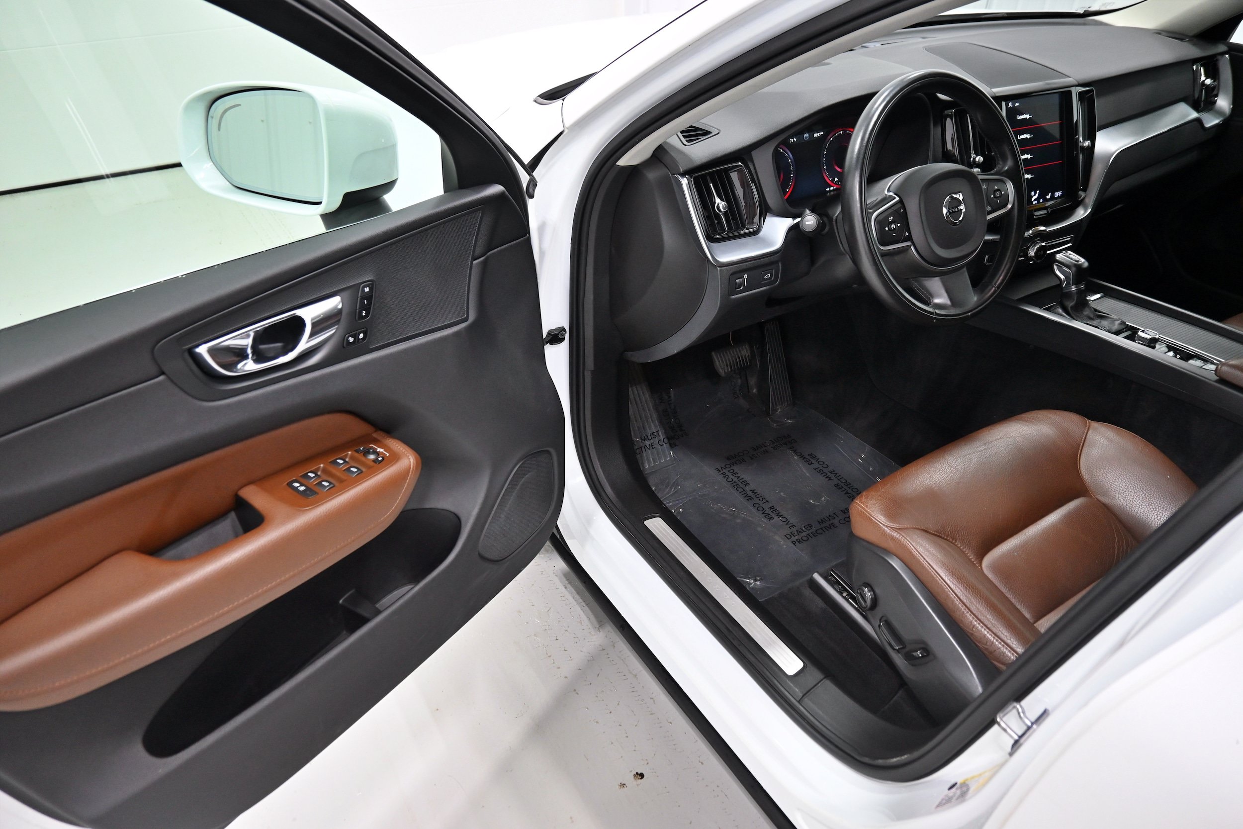 Used 2020 Volvo XC60 T5 Momentum w/ Protection Package Premier AWD/4WD image 4