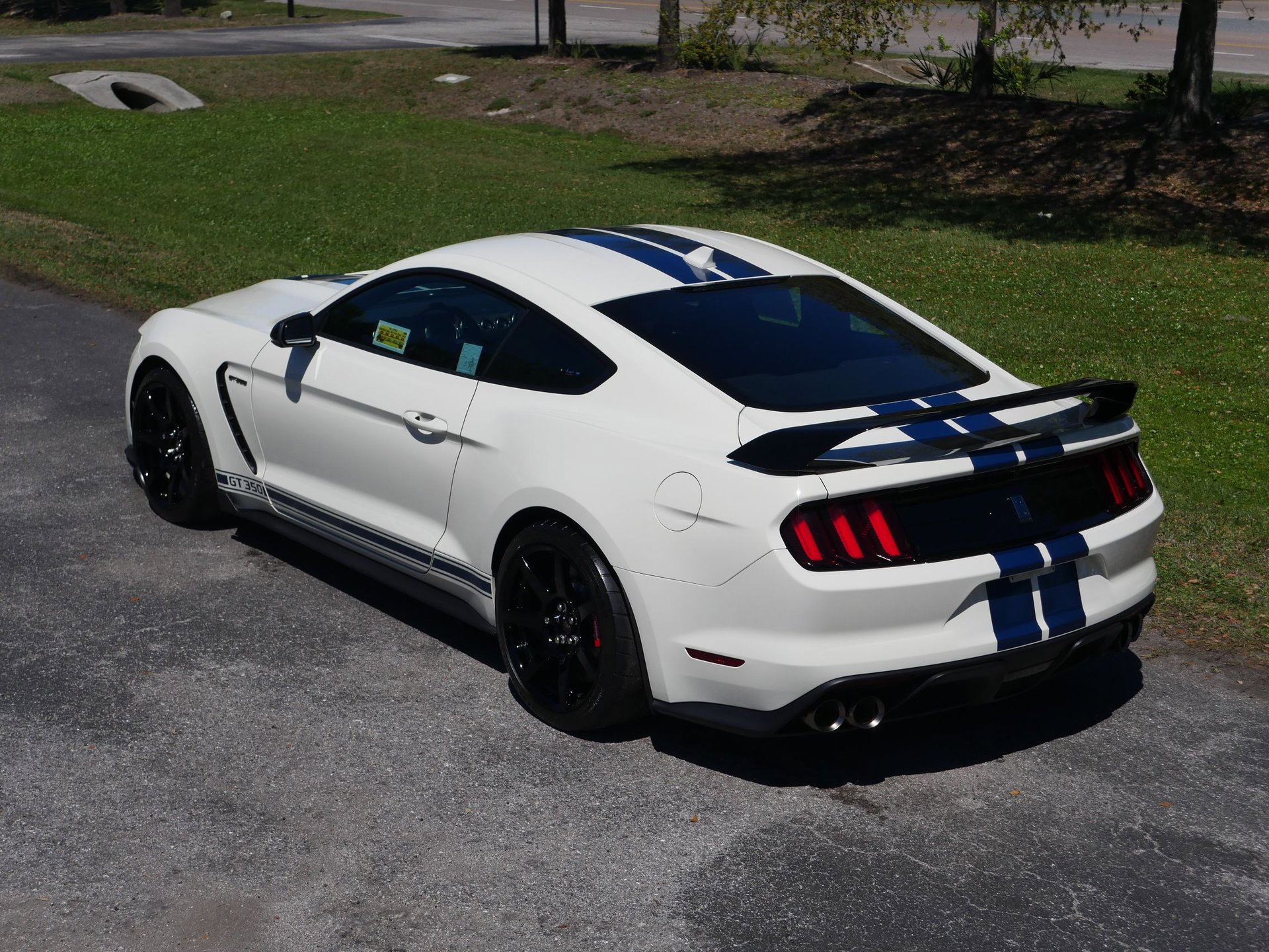 Used 2020 Ford Mustang Shelby GT350R w/ GT350R Equipment Group 920A RWD image 18