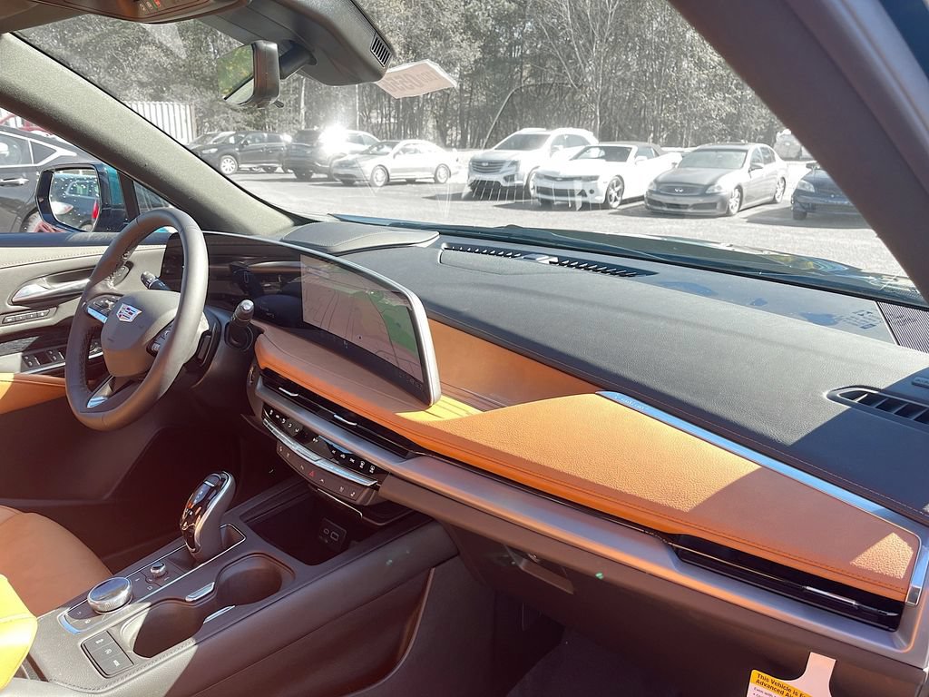 Certified 2025 Cadillac XT4 Premium Luxury w/ LPO, ONYX Package AWD/4WD image 32