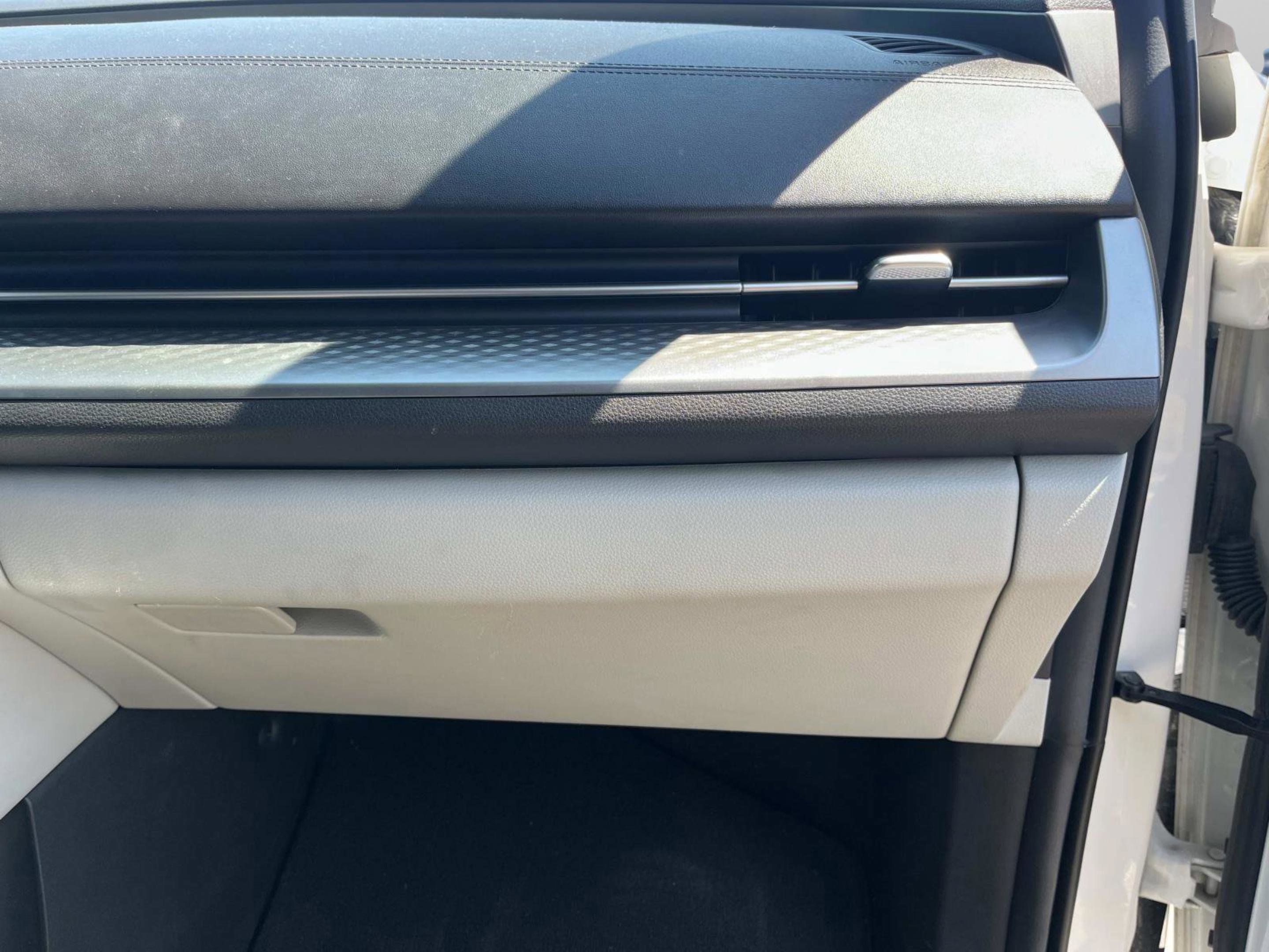Used 2023 Kia Carnival LX FWD image 21