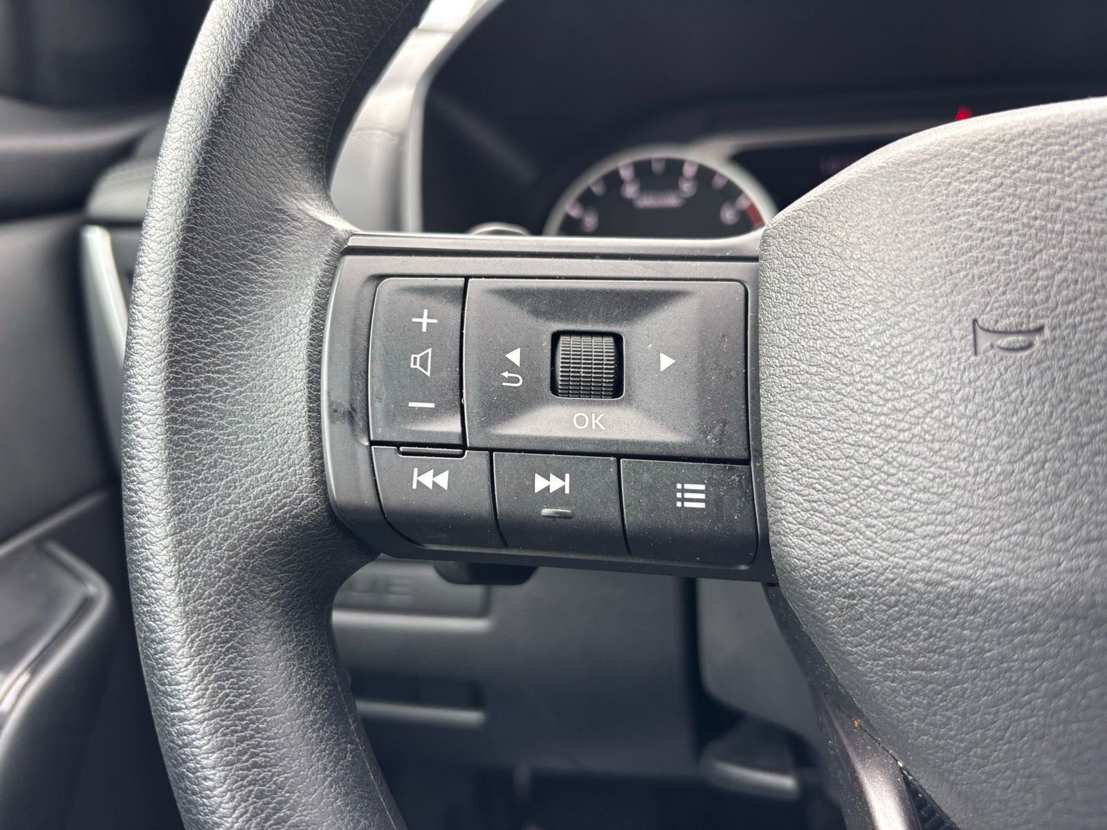 Used 2025 Nissan Rogue S image 22