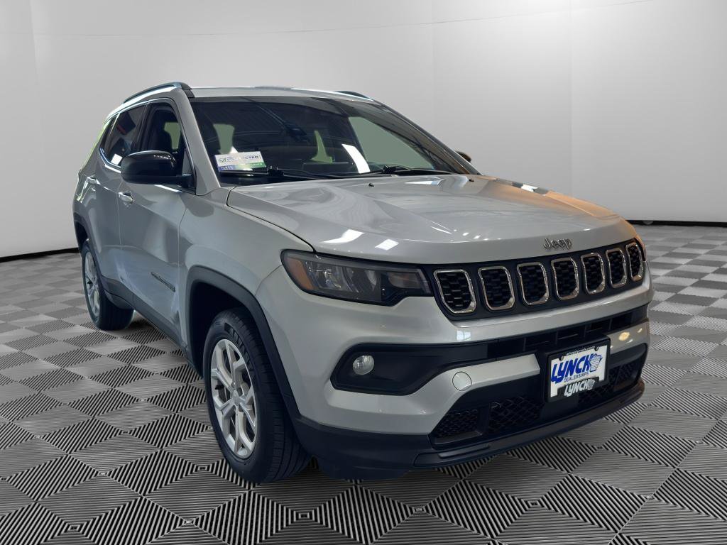 Used 2024 Jeep Compass Latitude AWD/4WD image 7