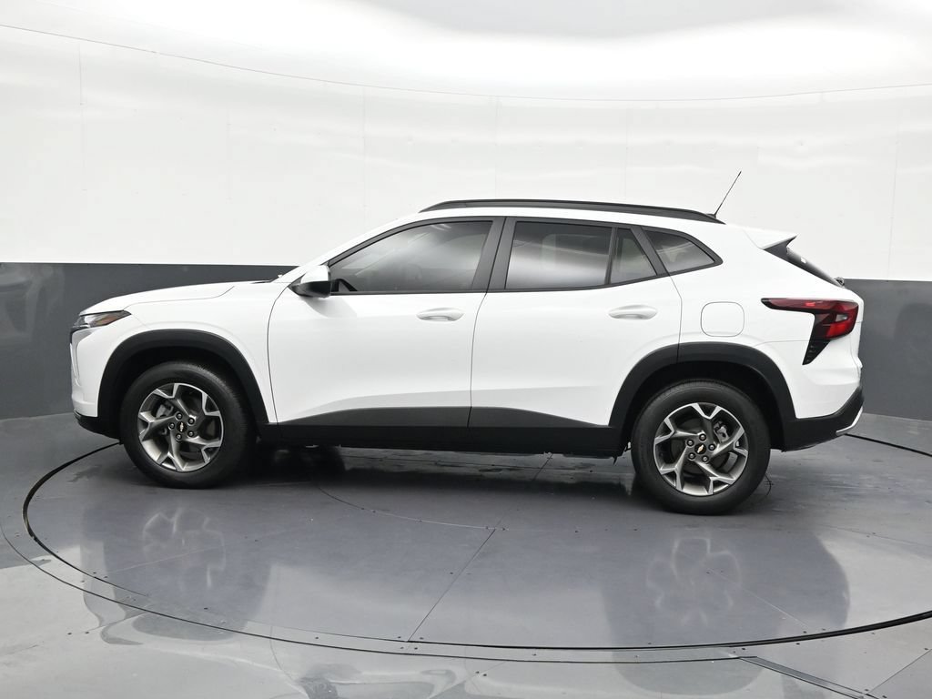 Used 2025 Chevrolet Trax LT FWD image 2
