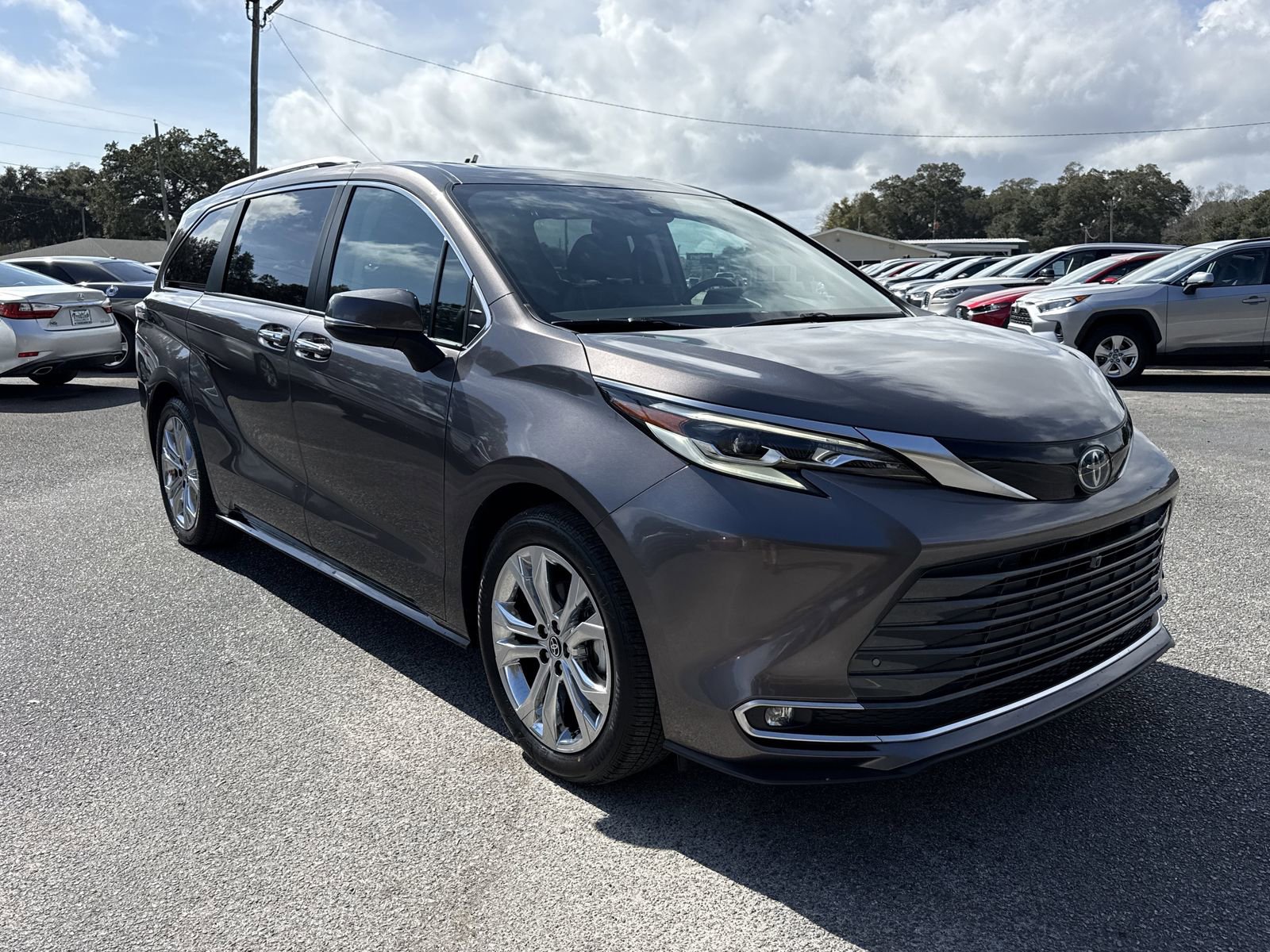 Used 2023 Toyota Sienna Platinum image 7