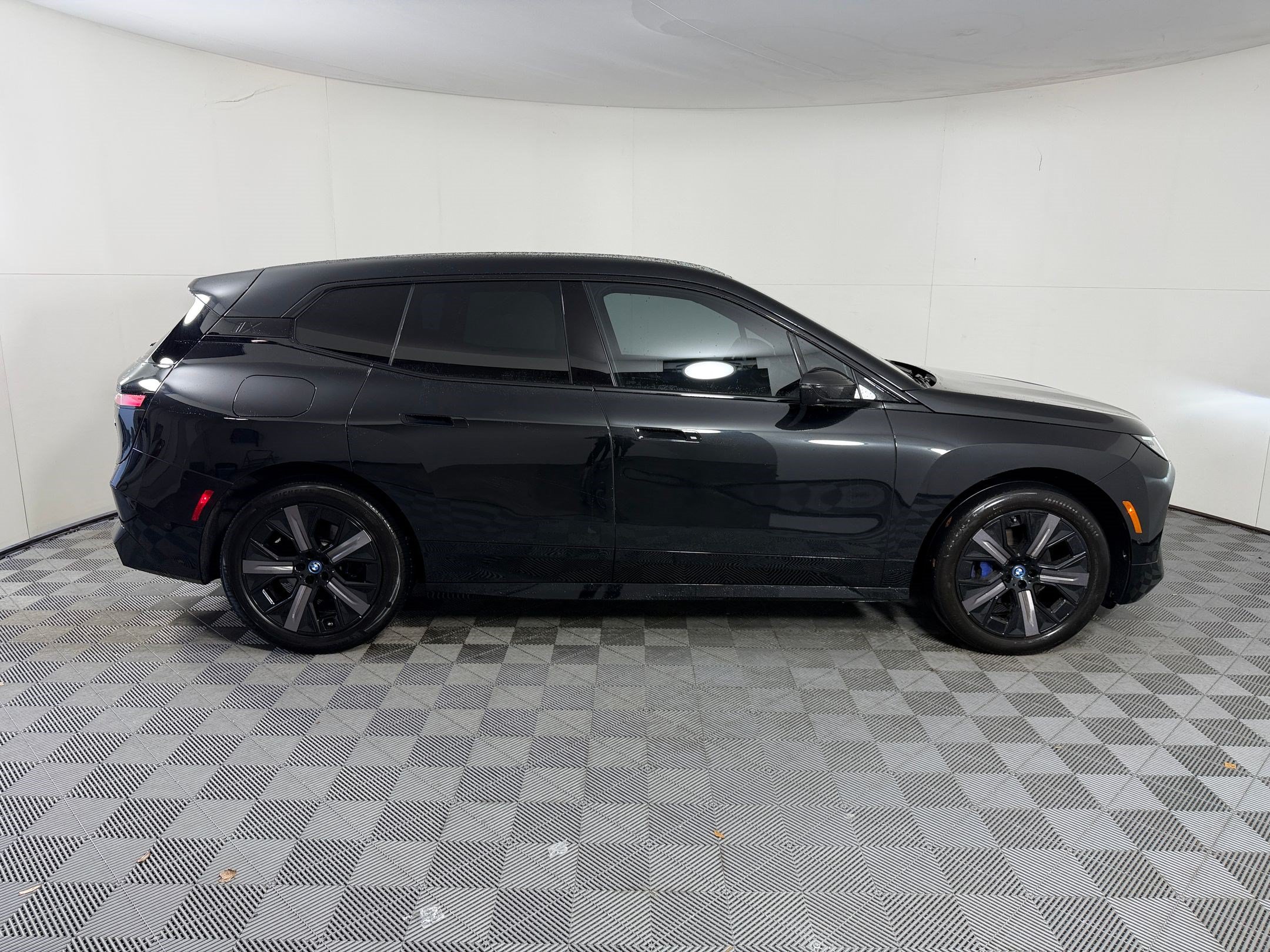 Used 2024 BMW iX xDrive50 w/ Premium Package AWD/4WD image 8
