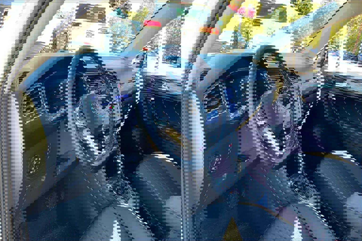 Used 2023 Volkswagen Tiguan SE image 17