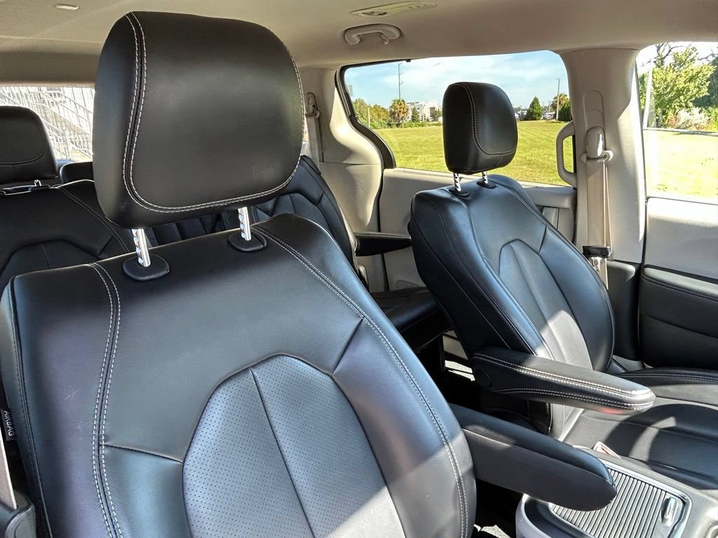Used 2023 Chrysler Pacifica Touring-L FWD image 39