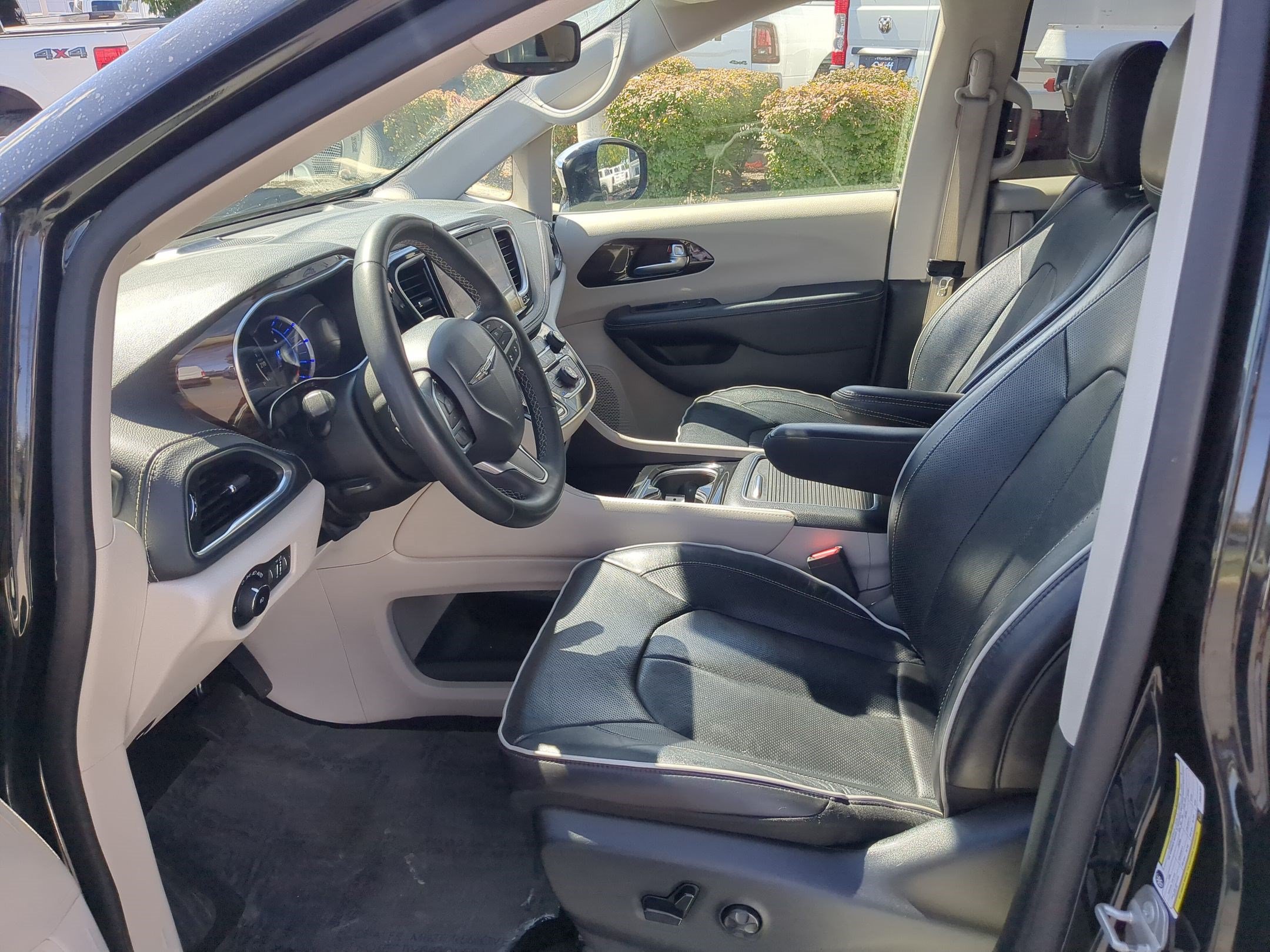 Used 2023 Chrysler Pacifica Limited FWD image 17
