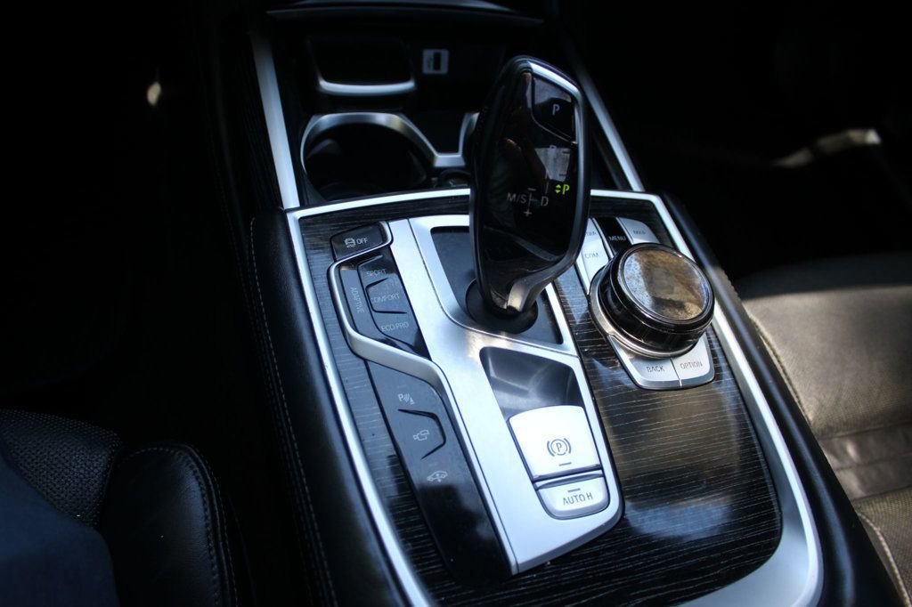 Used 2018 BMW 750i image 9