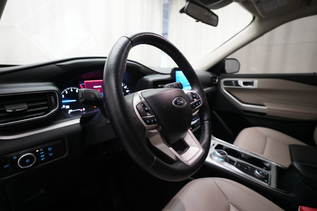 Used 2023 Ford Explorer XLT w/ Equipment Group 202A image 8