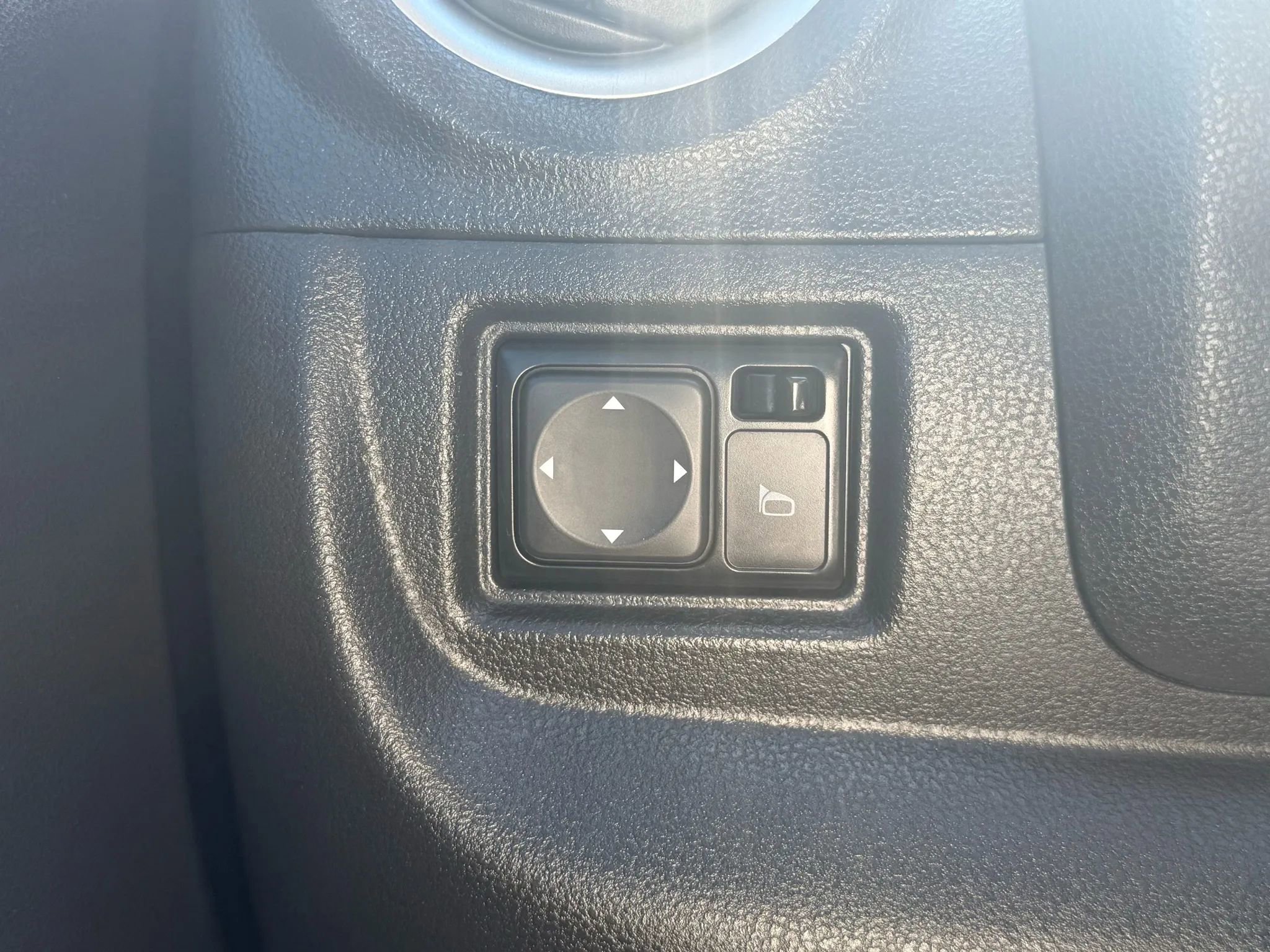 Used 2016 Nissan Versa SV image 9